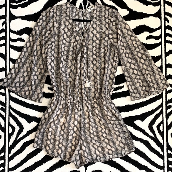 Show Me Your MuMu “Tillie Tie” Snake Print LaceUp Romper Size Large - Picture 7 of 16